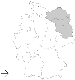 Die Grafik zeigt eine stilisierte Karte von Deutschland, auf der die Wirkungsbereiche der UVS Umweltanalytik GmbH, Berlin, Brandenburg und Mecklenburg-Vorpommern grau Markiert sind und einen Pfeil der von links auf dei Karte weist.