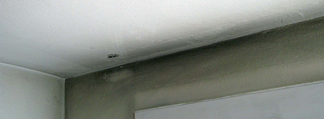 Das Foto zeigt Fogging wie es über Fenster oder Heizkörpern vor allem an hellen Wänden nach einiger Zeit zu sehen ist, wobei es sich dabei oft nicht nur um Dreck sondern auch um abgelagerte Schadstoffe handelt.