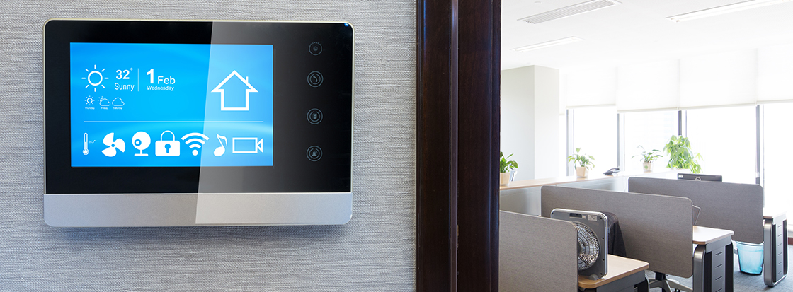 Dieses Foto zeigt einen Touch-Monitor in einem modernen Büro, der der Klimasteuerung, passend zum Thema Klimaautomation in Büros, dient.