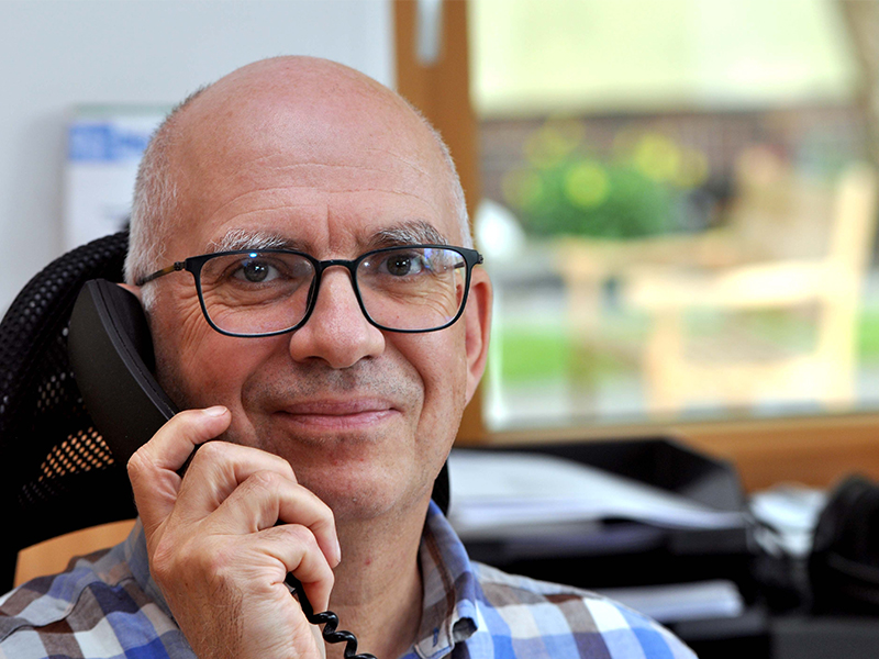 Das Foto zeigt den Geschäftsführer von UVS, die in Belin, Brandenburg und Mecklenburg-Vorpommern agieren, Ulrich vom Schloß am Telefon im Kontakt mit Kunden.