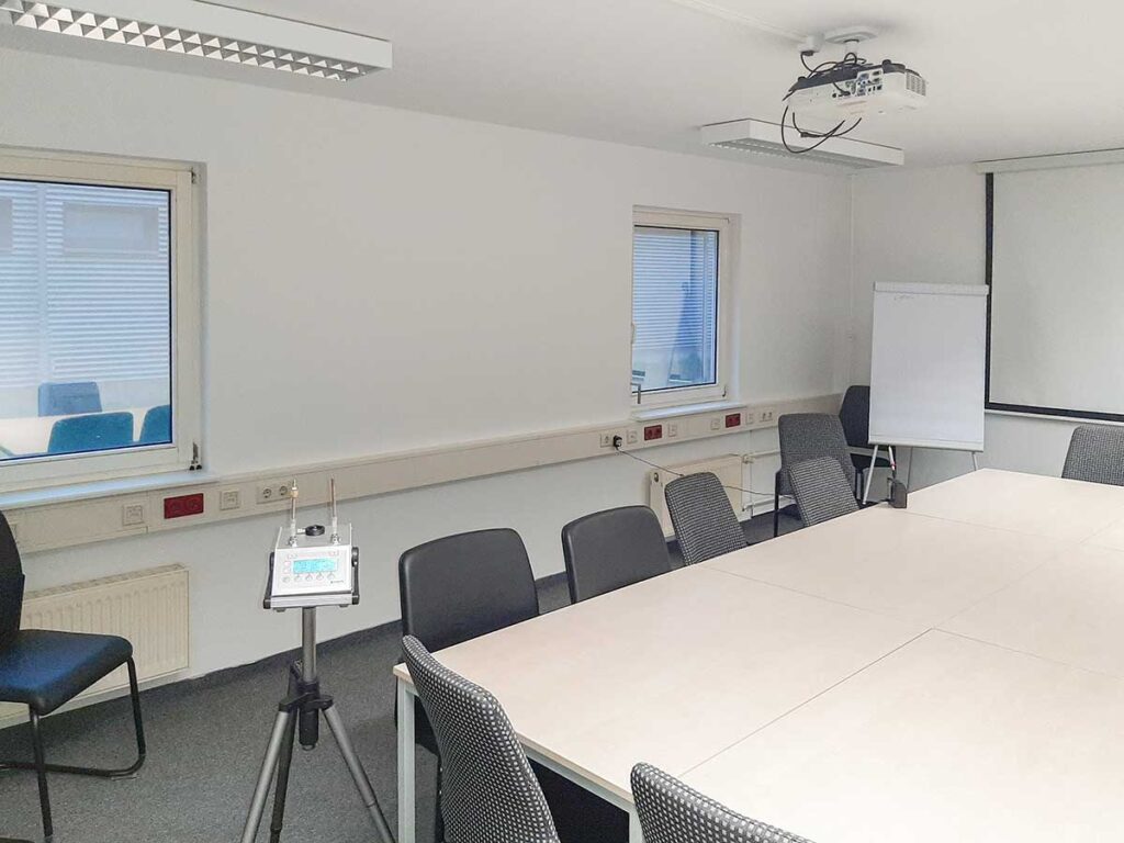 Das Bild zeigt ein Büro in Berlin und auf der Linken Seite ein Gerät zur Messung der Raumluft, das die Experten von UVS zur Überprüfung der Raumluftqualität genutzt haben.