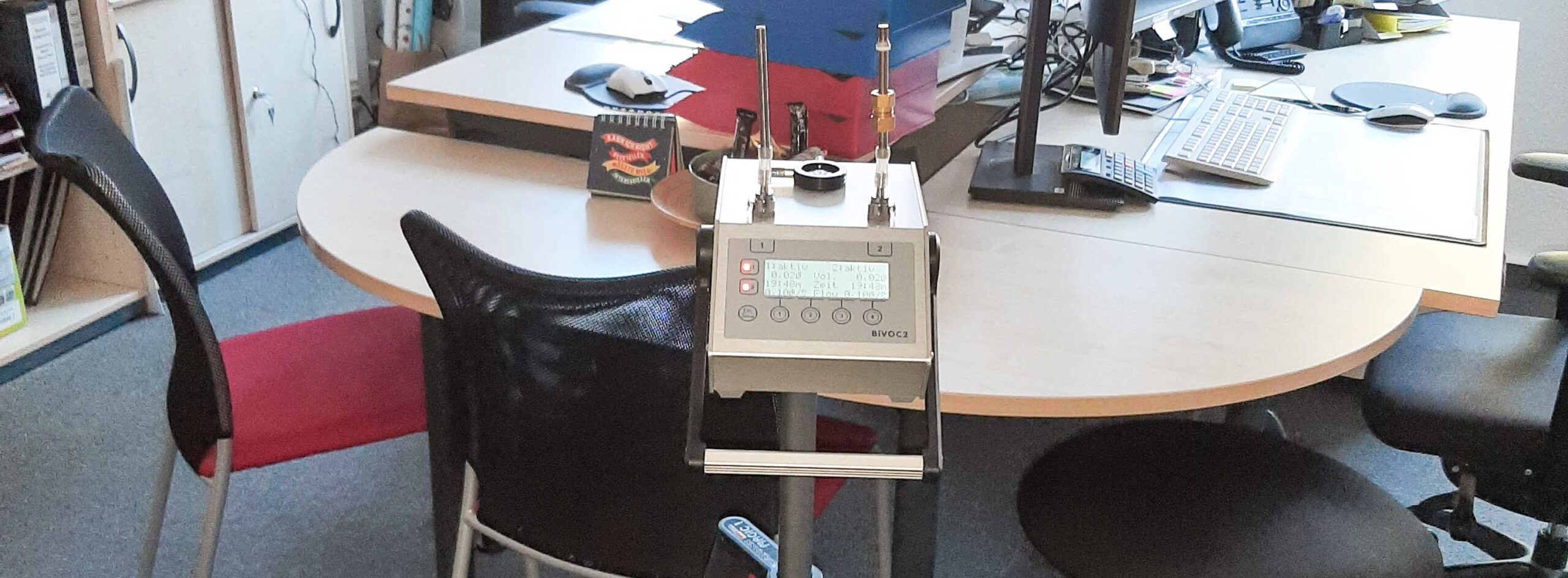Im Vordergrund zu sehen ist das Gerät zur Messung der Raumlust, das die ExpertInnen der UVS Umweltanalytik genutzt haben um die Luft in einem Berliner Büro auf Schadstoffe zu untersuchen.