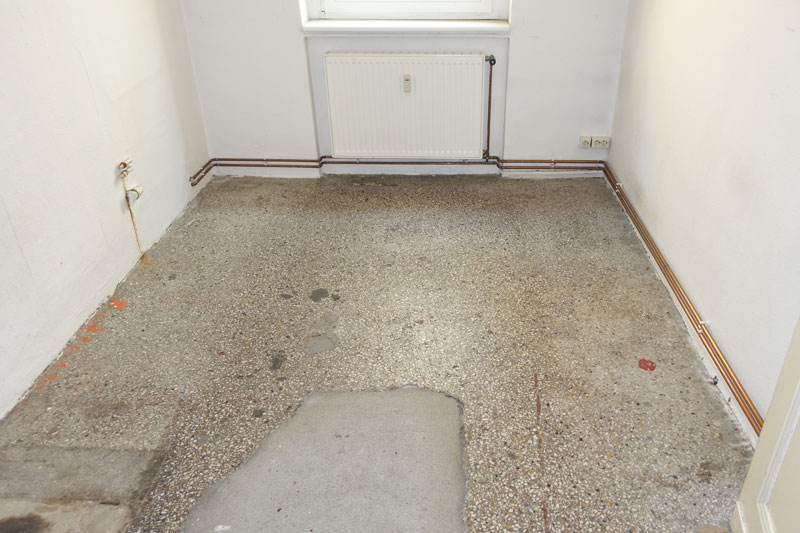 Boden in einer Dachgeschosswohnung in Berlin mit Terrazobelag und auffälligem Teergeruch.