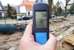 Das Foto zeigt ein Messgerät zur Messung der Luftfeuchte im Außenbereich, wie es die UVS Umweltanalytik verwendet.