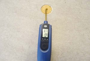 Auf dem Foto sieht man ein Messgerät zur Feuchtemessung in Innenräumen, wie es die UVS Umweltanalytik verwendet.